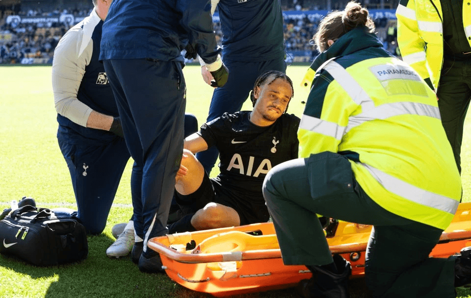 رسمي: تشافي سيمونز يعاني من تمزق في الرباط الصليبي الأمامي ويغيب عن كأس العالم 2026