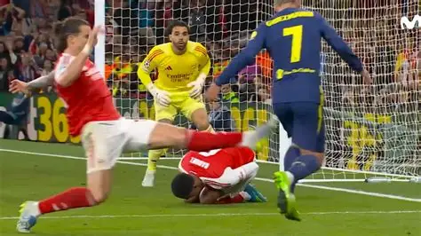 جدل ركلة جزاء في دوري أبطال أوروبا: سقوط أنطوان غريزمان دون احتساب ركلة جزاء يثير غضبًا واسعًا